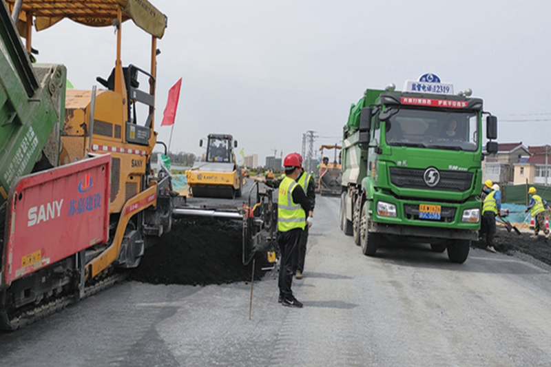 沧溪路北延道路水稳摊铺